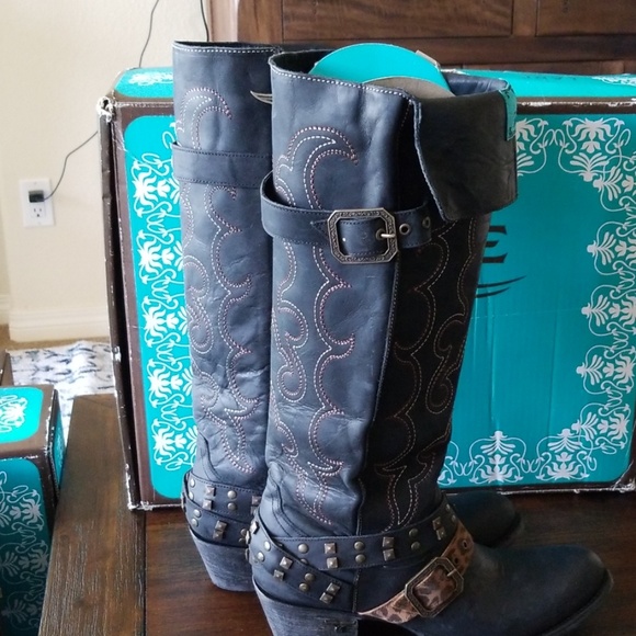 Boots - Picture 3 of 8